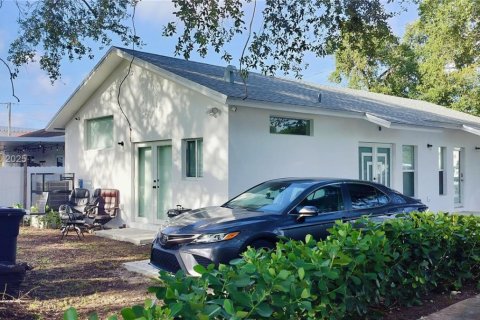 House in Miami, Florida 4 bedrooms, 113.81 sq.m. № 1863074 - photo 3