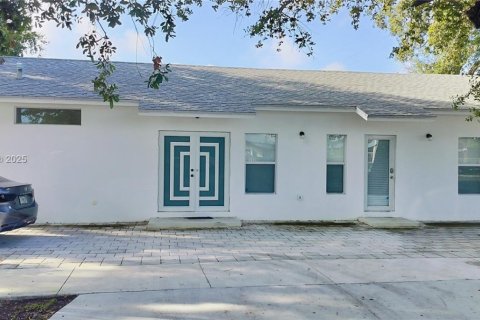 House in Miami, Florida 4 bedrooms, 113.81 sq.m. № 1863074 - photo 9
