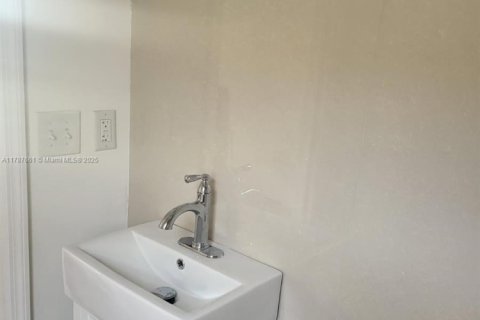 House in Miami, Florida 4 bedrooms, 113.81 sq.m. № 1863074 - photo 17