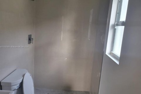 House in Miami, Florida 4 bedrooms, 113.81 sq.m. № 1863074 - photo 16