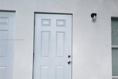 House in Miami, Florida 4 bedrooms, 113.81 sq.m. № 1863074 - photo 10