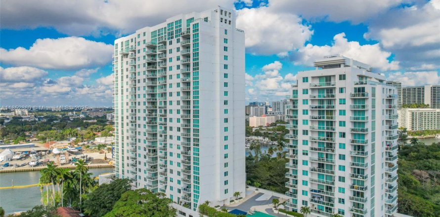 Condominio en Miami, Florida, 3 dormitorios  № 1875693