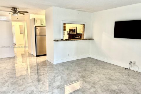 Condo in Hallandale Beach, Florida, 1 bedroom № 1979918 - photo 13