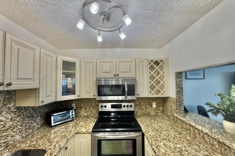 Condo in Hallandale Beach, Florida, 1 bedroom № 1979918 - photo 4