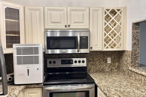 Condo in Hallandale Beach, Florida, 1 bedroom № 1979918 - photo 28