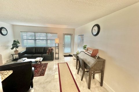 Condo in Hallandale Beach, Florida, 1 bedroom № 1979918 - photo 7