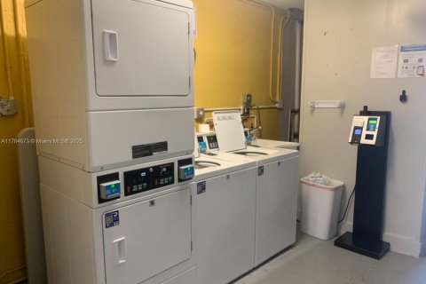 Condo in Hallandale Beach, Florida, 1 bedroom № 1979918 - photo 21