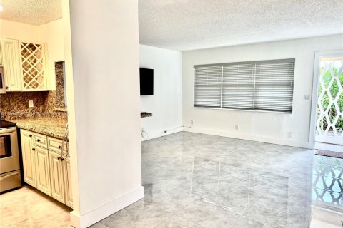 Condo in Hallandale Beach, Florida, 1 bedroom № 1979918 - photo 11