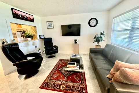 Condo in Hallandale Beach, Florida, 1 bedroom № 1979918 - photo 14