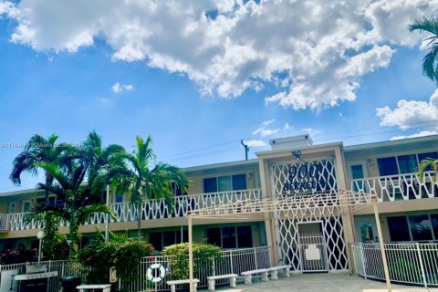 Condo in Hallandale Beach, Florida, 1 bedroom № 1979918 - photo 22