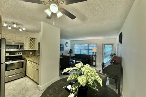 Condo in Hallandale Beach, Florida, 1 bedroom № 1979918 - photo 12