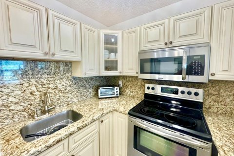 Condo in Hallandale Beach, Florida, 1 bedroom № 1979918 - photo 2