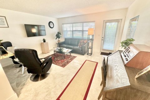 Condo in Hallandale Beach, Florida, 1 bedroom № 1979918 - photo 18