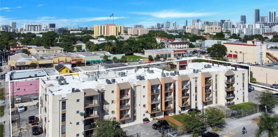 Condominio en Miami, Florida, 1 dormitorio  № 1953230