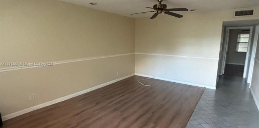Condominio en West Palm Beach, Florida, 2 dormitorios № 1926916