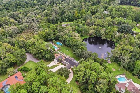House in Gainesville, Florida 4 bedrooms, 493.5 sq.m. № 2406721