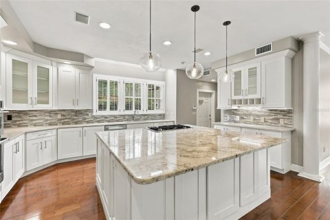 House in Gainesville, Florida 4 bedrooms, 493.5 sq.m. № 2406721 - photo 17