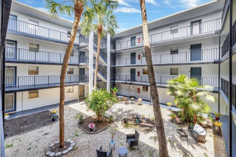 Condominio en venta en Lauderdale Lakes, Florida, 2 dormitorios, 93.83 m2 № 2087284 - foto 2