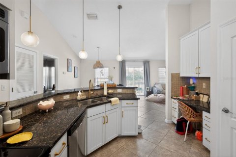 Touwnhouse à louer à Tampa, Floride: 2 chambres, 117.43 m2 № 2148459 - photo 13
