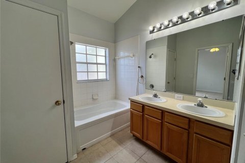 Townhouse in Tampa, Florida 2 bedrooms, 118.54 sq.m. № 2373459 - photo 12
