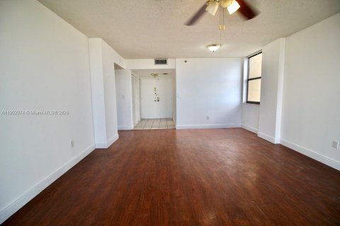 Condo in North Miami, Florida, 2 bedrooms  № 1956765 - photo 17