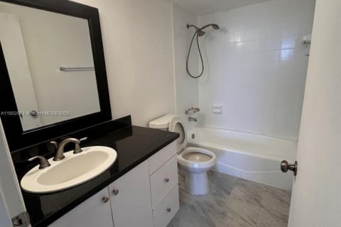 Condo in North Miami, Florida, 2 bedrooms  № 1956765 - photo 18