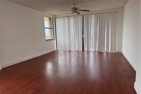Condo in North Miami, Florida, 2 bedrooms  № 1956765 - photo 24