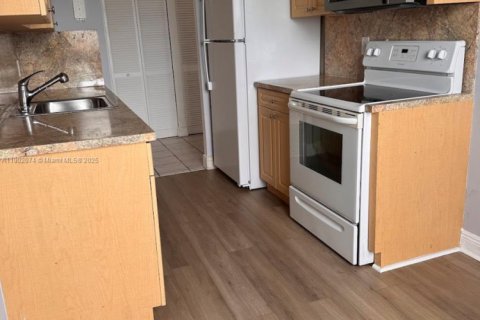 Condo in North Miami, Florida, 2 bedrooms  № 1956765 - photo 25