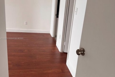 Condo in North Miami, Florida, 2 bedrooms  № 1956765 - photo 22