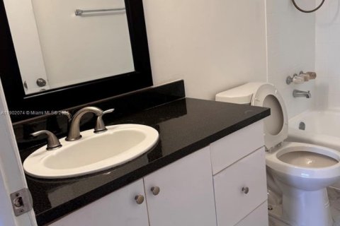 Condo in North Miami, Florida, 2 bedrooms  № 1956765 - photo 19