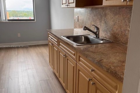 Condo in North Miami, Florida, 2 bedrooms  № 1956765 - photo 27