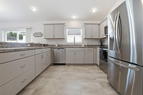 House in The Villages, Florida 3 bedrooms, 133.97 sq.m. № 2350421 - photo 4