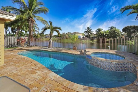 House in Cutler Bay, Florida 3 bedrooms, 154.12 sq.m. № 2004265 - photo 4