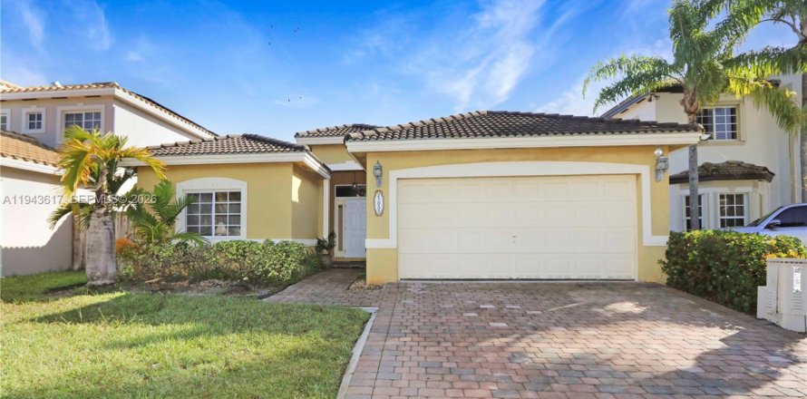 House in Cutler Bay, Florida 3 bedrooms, 154.12 sq.m. № 2004265