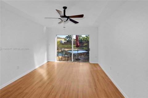 House in Cutler Bay, Florida 3 bedrooms, 154.12 sq.m. № 2004265 - photo 5