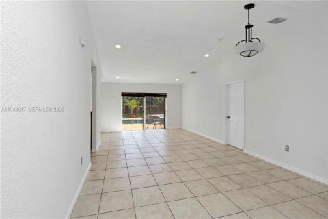 House in Cutler Bay, Florida 3 bedrooms, 154.12 sq.m. № 2004265 - photo 14