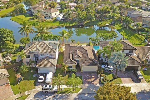 House in Cutler Bay, Florida 3 bedrooms, 154.12 sq.m. № 2004265 - photo 2