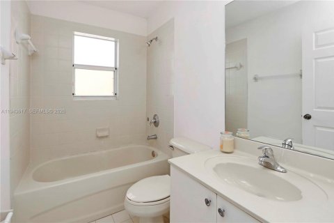 House in Cutler Bay, Florida 3 bedrooms, 154.12 sq.m. № 2004265 - photo 13