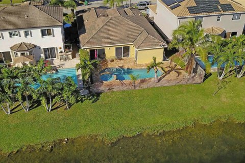 House in Cutler Bay, Florida 3 bedrooms, 154.12 sq.m. № 2004265 - photo 3