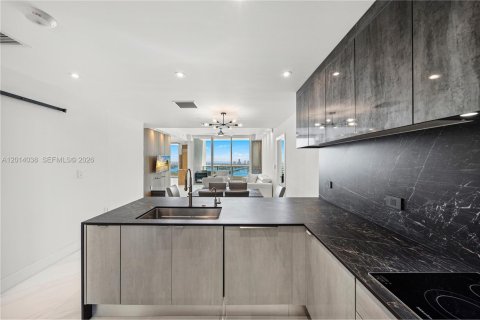 Condo in Miami, Florida, 4 bedrooms № 2076372 - photo 14