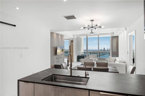 Condo in Miami, Florida, 4 bedrooms № 2076372 - photo 16