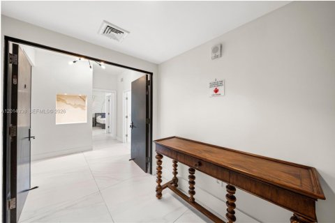 Condo in Miami, Florida, 4 bedrooms № 2076372 - photo 12