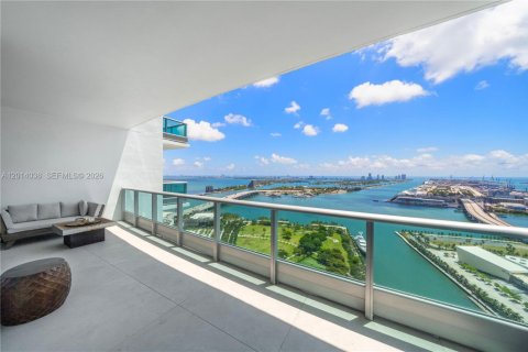 Condo in Miami, Florida, 4 bedrooms № 2076372 - photo 2