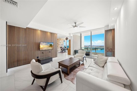 Condo in Miami, Florida, 4 bedrooms № 2076372 - photo 19