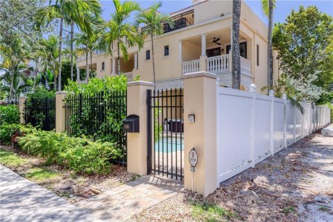 Adosado en venta en Fort Lauderdale, Florida, 4 dormitorios, 277.96 m2 № 2253091 - foto 2