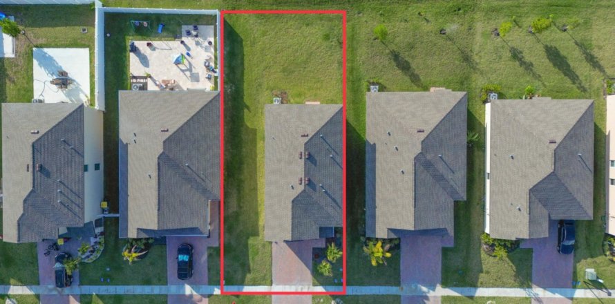 House in Fort Pierce, Florida 6 bedrooms, 240.25 sq.m. № 869884