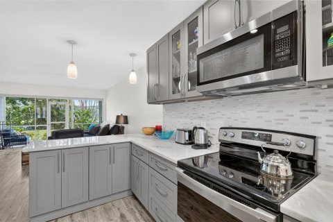 Condo in Sarasota, Florida, 1 bedroom  № 2204185 - photo 7
