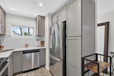 Condo in Sarasota, Florida, 1 bedroom  № 2204185 - photo 8