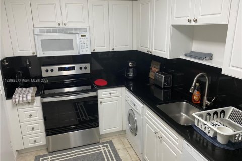 Copropriété à vendre à Hollywood, Floride: 1 chambre, 77.57 m2 № 1974947 - photo 1