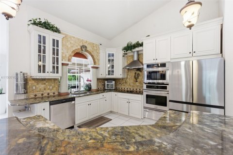 House in Plantation, Florida 4 bedrooms, 272.76 sq.m. № 2071788 - photo 18
